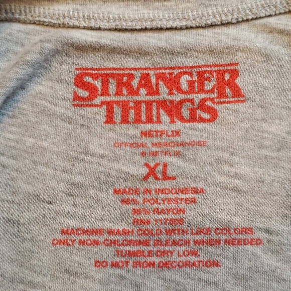 Sold on M.......Stranger Things women's XL graphic Tshirt. ET throwback - Picture 8 of 8